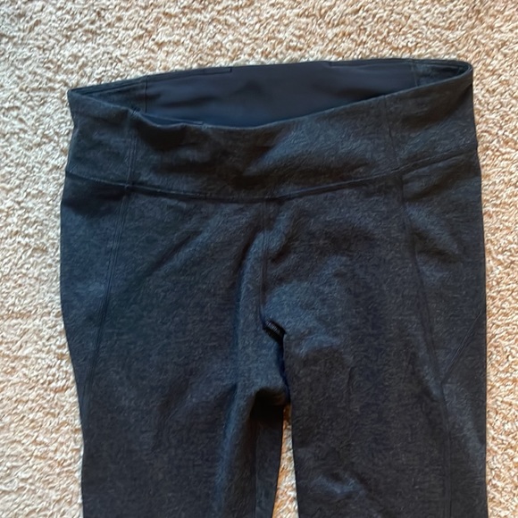 Size Medium Under Armour cropped leggings. - Picture 2 of 4